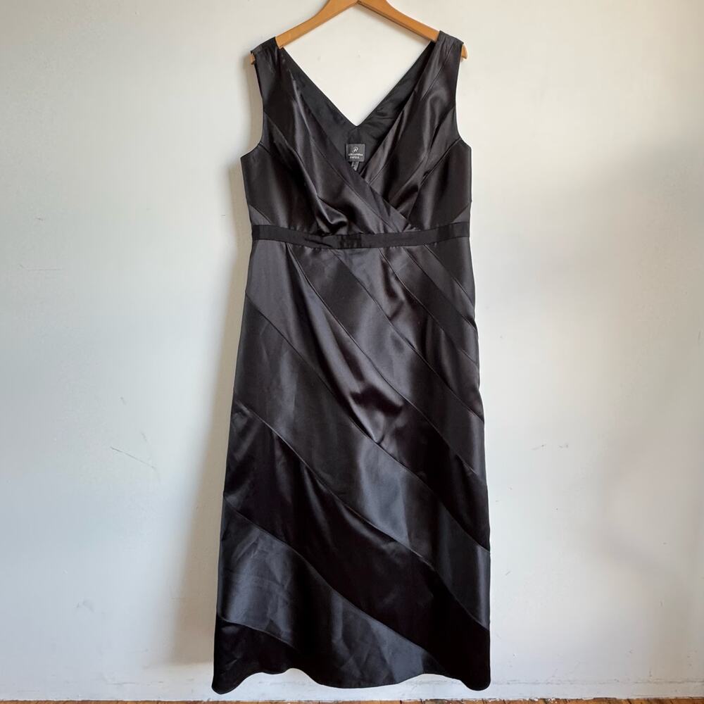 ADRIANNA PAPELL Black V-neck Maxi Evening Gown